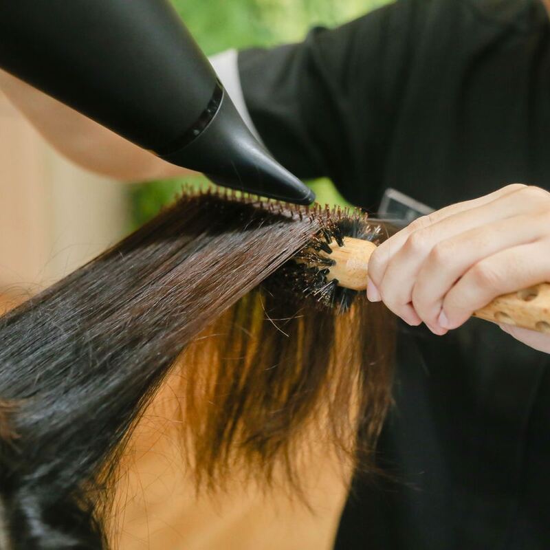 Escova modelada em cabelo escuro