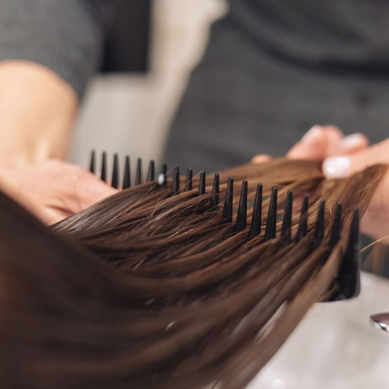 Penteando cabelo úmido com pente fino