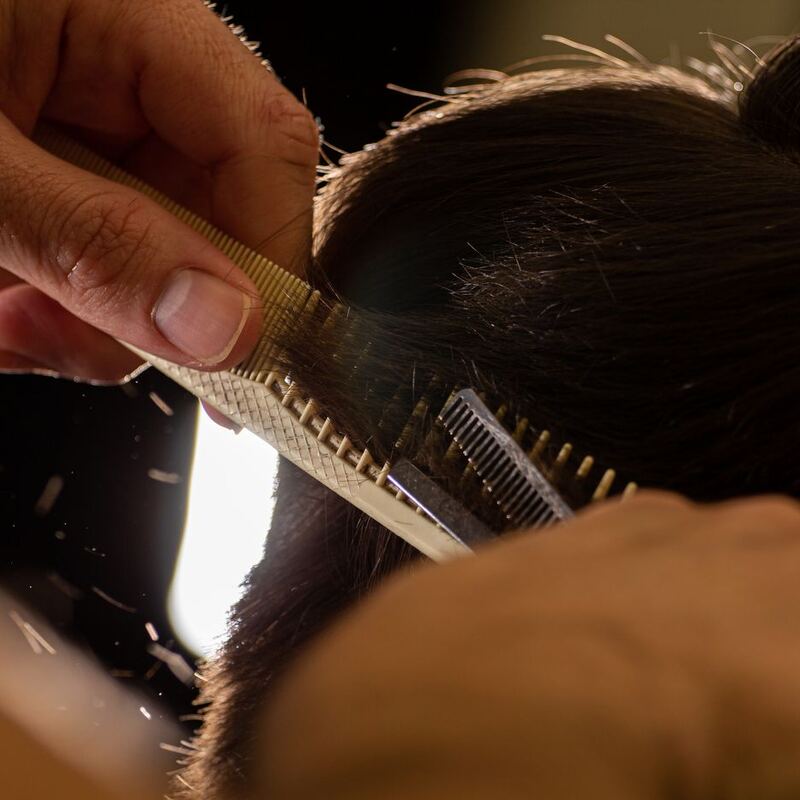 Corte de cabelo em andamento