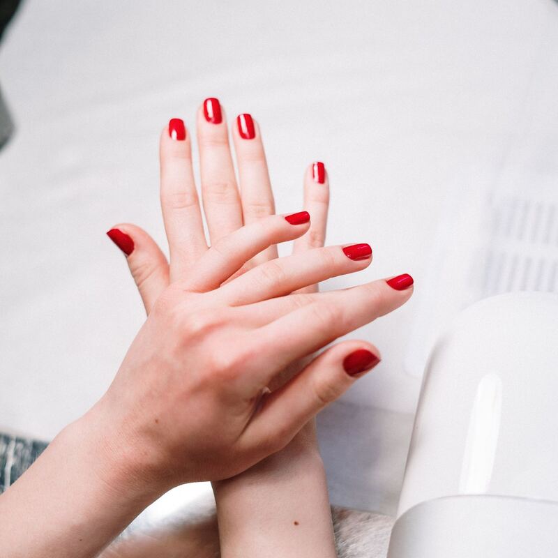 Unhas vermelhas recém-feitas