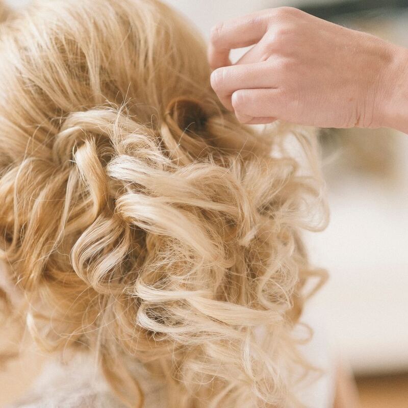 Penteado de festa com ondas presas